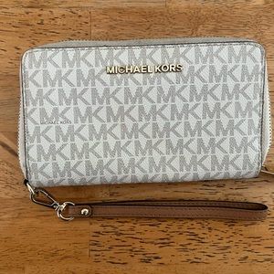 Michael Kors Smartphone Wristlet